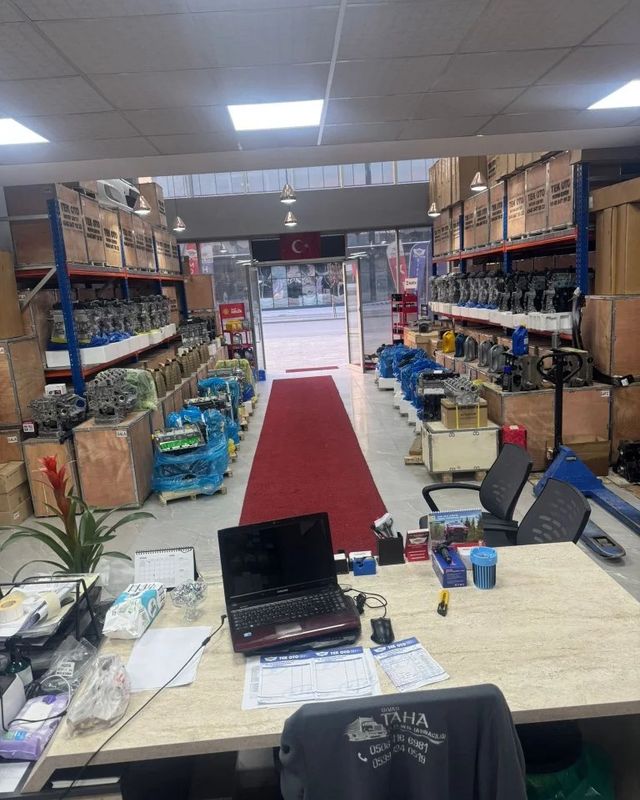 Dükkanımızın genel görünümü, parça rafları ve tezgah