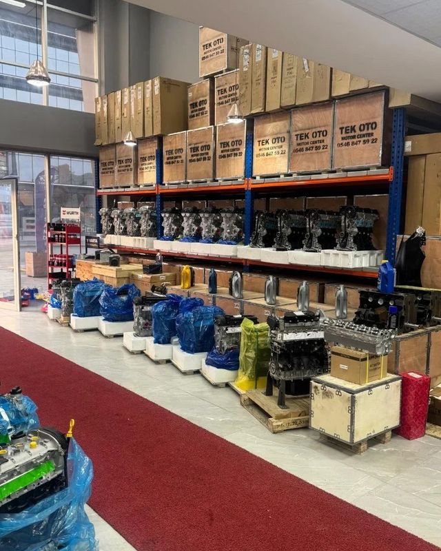 Dükkanımızda sıralanmış motorlar ve raflar