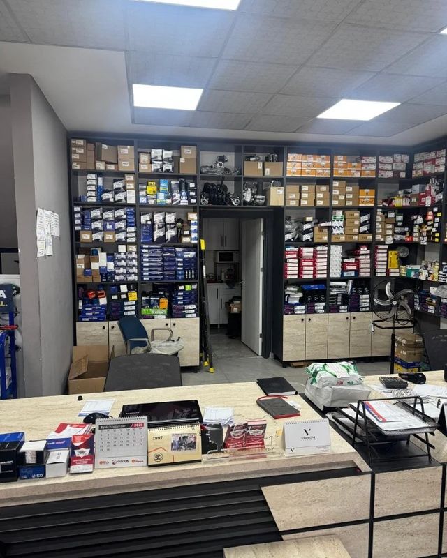 Dükkanımızın ofis ve raf bölümü