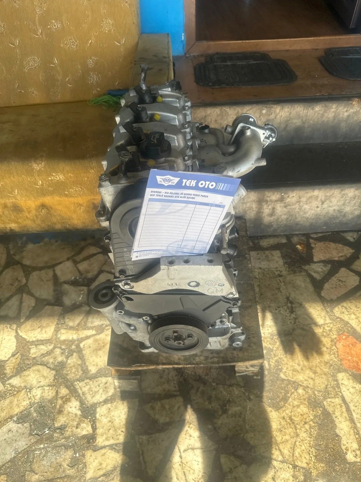Hyundai Tucson 2.0 dizel çıkma motor, üzerinde ürün etiketi ile dükkan önünde