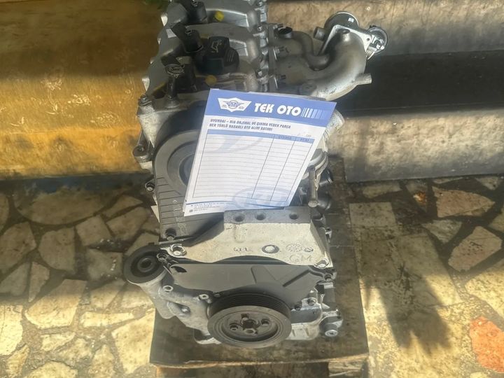 Hyundai Tucson 2.0 dizel çıkma motor, üzerinde ürün etiketi ile dükkan önünde
